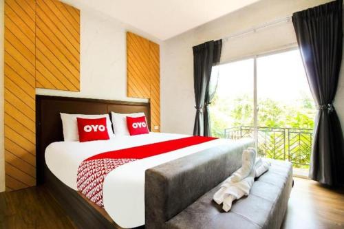 Postel nebo postele na pokoji v ubytování OYO 271 The Resort Romklao