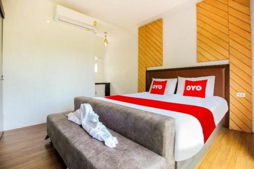 Postel nebo postele na pokoji v ubytování OYO 271 The Resort Romklao