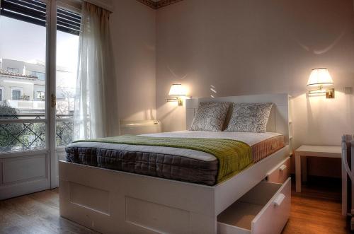 sypialnia z dużym łóżkiem z dwoma światłami w obiekcie DL-Hospitality@Adrianou 7 w Atenach