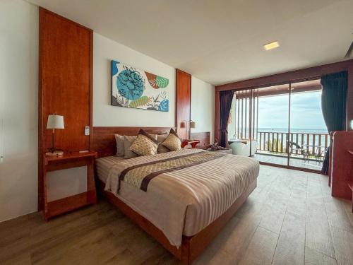 ein Schlafzimmer mit großem Bett und Balkon in der Unterkunft The Sky & Sea Koh Larn in Ko Larn