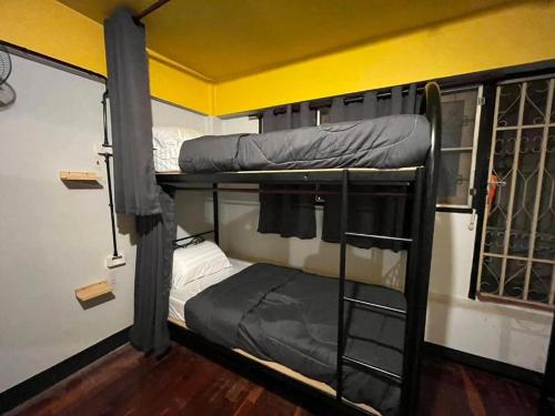 Ένα ή περισσότερα κρεβάτια σε δωμάτιο στο Sofia Hostel