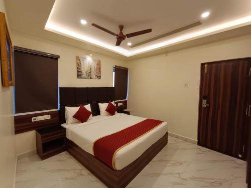 a bedroom with a bed and a ceiling fan at Hotel Royal Inn in Tiruvannāmalai