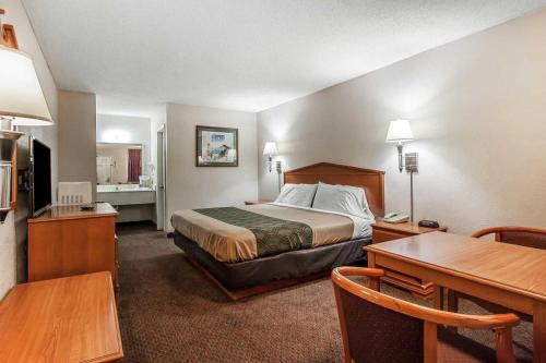 una habitación de hotel con una cama y un escritorio en Quality Inn Brownsville, en Brownsville