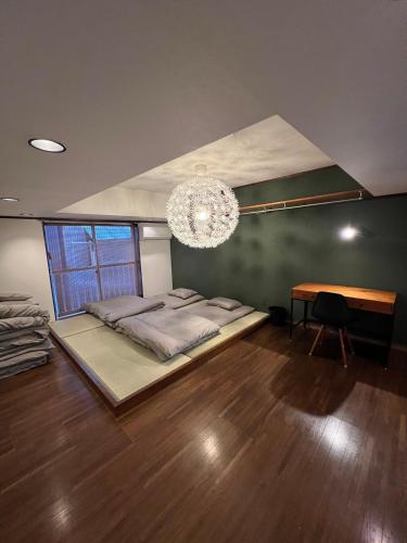 8's house