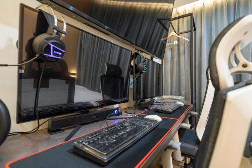 a room with a desk with a computer and a keyboard at Hotel Casa Suwon in Suwon