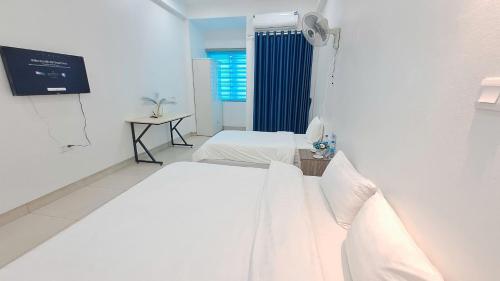 a hospital room with two beds and a tv at HT Airport Inn in Phù Xá Ðoài