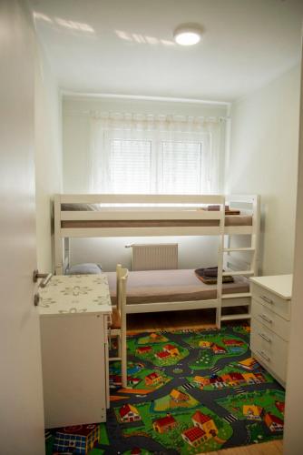 Кровать или кровати в номере Apartman MAJNA