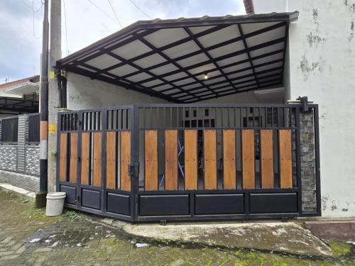El edificio en el que está la casa vacacional