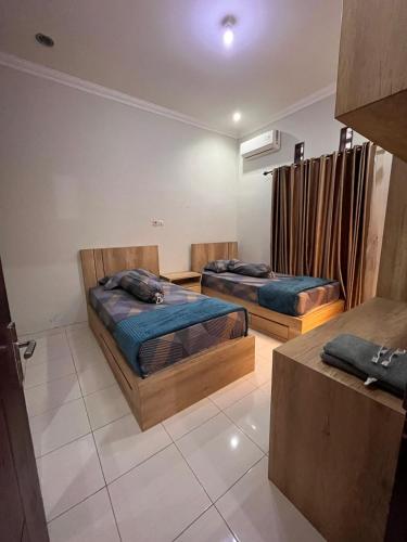 Una cama o camas en una habitación de Griya Giri Magelang