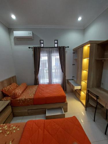 Una cama o camas en una habitación de Griya Giri Magelang