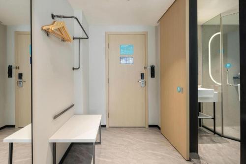 WuzhouにあるCity Comfort Inn Wuzhou Wangcheng Squareの病室のベンチと洗面台