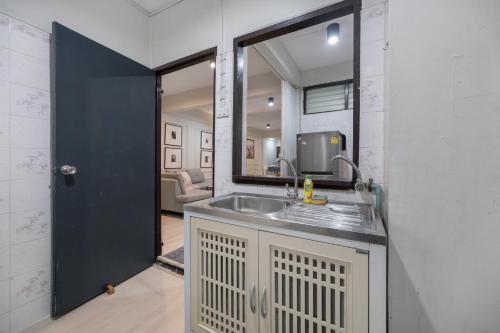 un baño con lavabo y espejo en 4BR house MRT subway 250m Chatujak Market wi-fi, en Bangkok