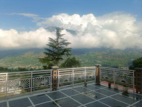 a balcony with a view of a mountain at Anand Vardhan Resorts in Manāli