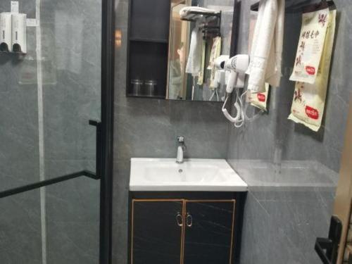 Ein Badezimmer in der Unterkunft Yiwu Bairui Grand Hotel