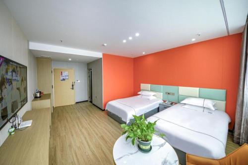 Ein Bett oder Betten in einem Zimmer der Unterkunft Yiwu Bairui Grand Hotel