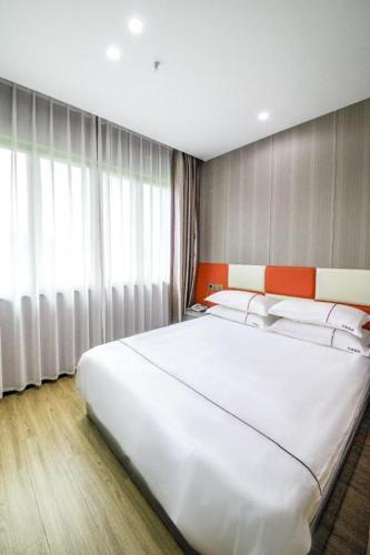 Ein Bett oder Betten in einem Zimmer der Unterkunft Yiwu Bairui Grand Hotel