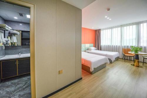 Ein Bett oder Betten in einem Zimmer der Unterkunft Yiwu Bairui Grand Hotel