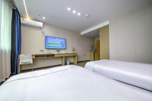 Ein Bett oder Betten in einem Zimmer der Unterkunft Yiwu Bairui Grand Hotel