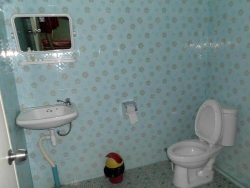 ein Badezimmer mit Toilette und Waschbecken in der Unterkunft Phu Resort in Ban Choko