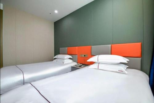 Ein Bett oder Betten in einem Zimmer der Unterkunft Yiwu Bairui Grand Hotel