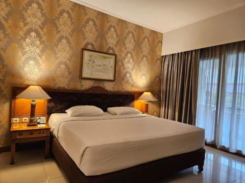 Кровать или кровати в номере Bumi Wiyata Hotel