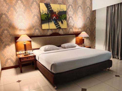 Кровать или кровати в номере Bumi Wiyata Hotel