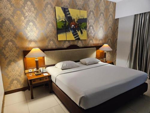Кровать или кровати в номере Bumi Wiyata Hotel