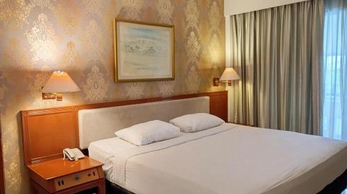 Кровать или кровати в номере Bumi Wiyata Hotel