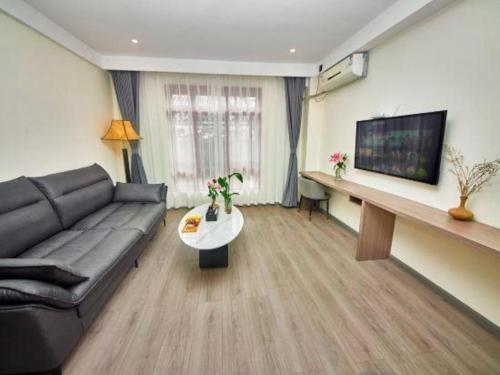a living room with a couch and a table at Lijiang Liwang Hotel in Lijiang