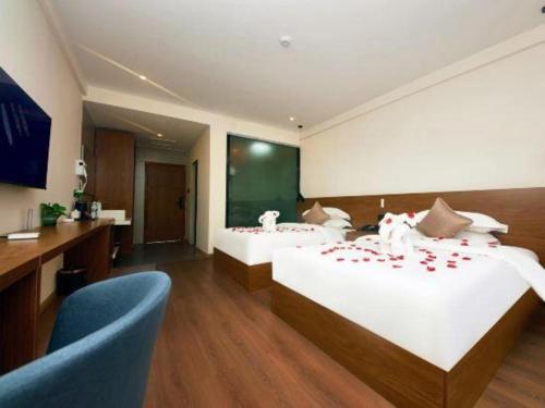 a hotel room with two beds and a blue chair at Lijiang Liwang Hotel in Lijiang
