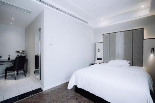 Postel nebo postele na pokoji v ubytování Jinjiang Metropolo Hotel Nanjing Jiangning Binjiang Development Zone