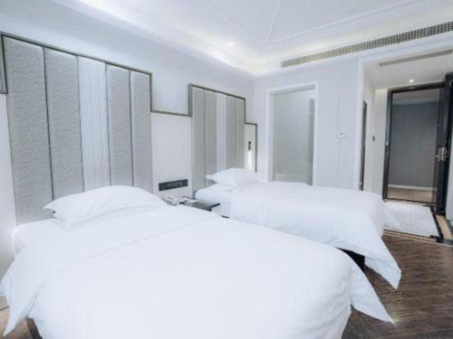 Postel nebo postele na pokoji v ubytování Jinjiang Metropolo Hotel Nanjing Jiangning Binjiang Development Zone
