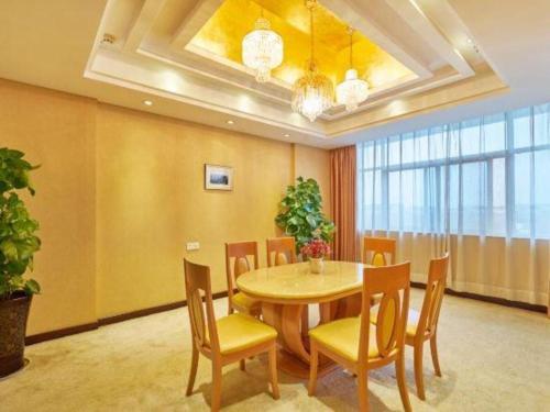 a dining room with a table and chairs at Huangshan International Hotel in Huangshan