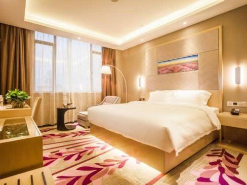a bedroom with a large bed and a large window at Lavande Hotel Zhaoqing government Dinghu Mountain Scenic Spot in Zhaoqing