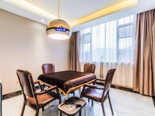 a dining room with a table and chairs at Lavande Hotel Zhaoqing government Dinghu Mountain Scenic Spot in Zhaoqing