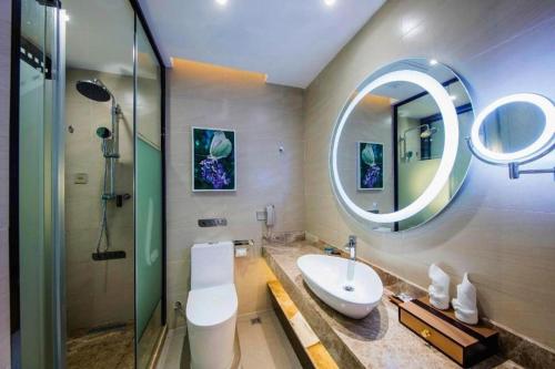 a bathroom with a sink and a mirror at Lavande Hotels·Qingyuan Jinbiwan in Qingyuan