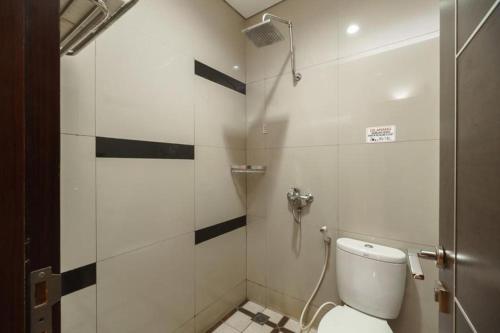une salle de bain avec toilettes et douche dans l'établissement Hotel JAV Front One, à Lahat