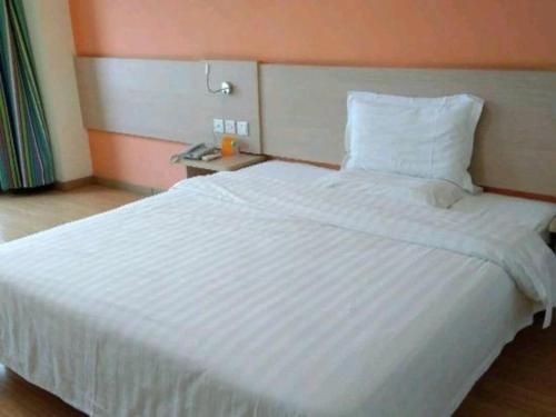 Ένα ή περισσότερα κρεβάτια σε δωμάτιο στο 7 Days Inn Shanghai Minhang Dongchuan Road Jiaotong University