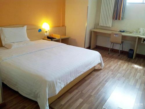 Ένα ή περισσότερα κρεβάτια σε δωμάτιο στο 7 Days Inn Shanghai Minhang Dongchuan Road Jiaotong University