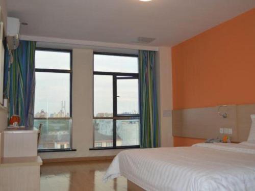 Ένα ή περισσότερα κρεβάτια σε δωμάτιο στο 7 Days Inn Shanghai Minhang Dongchuan Road Jiaotong University