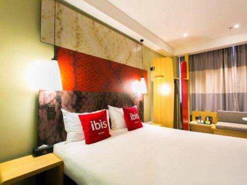 Кровать или кровати в номере ibis Xian Lintong Huaqing Hot Spring Hotel