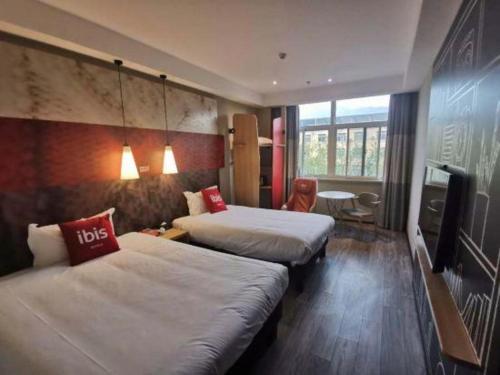 Кровать или кровати в номере ibis Xian Lintong Huaqing Hot Spring Hotel