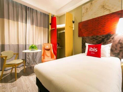 Кровать или кровати в номере ibis Xian Lintong Huaqing Hot Spring Hotel