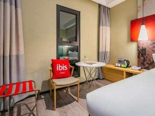 Кровать или кровати в номере ibis Xian Lintong Huaqing Hot Spring Hotel