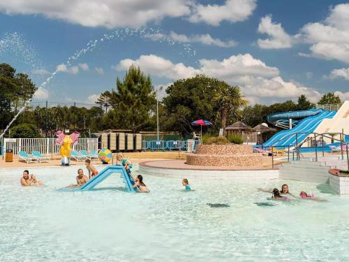 Bazén v ubytování Mobil-home - 8pers - 10m des piscines nebo v jeho okolí