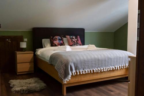 Un pat sau paturi într-o cameră la Kesletz House