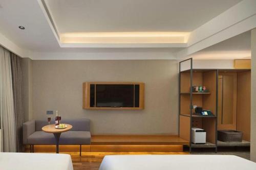 Un ou plusieurs lits dans un hébergement de l'établissement Qiuguo Hotel Beijing BIEC & Airport