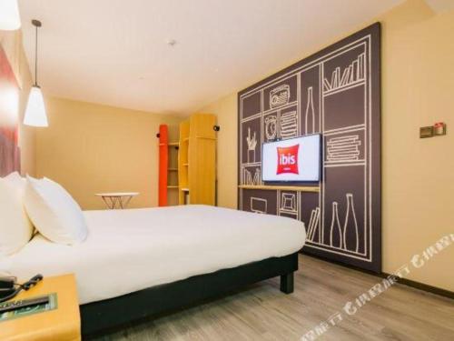 a room with a bed and a wall with a chalkboard at ibis xian North Second Ring Weiyang Rd Hotel in Xi'an