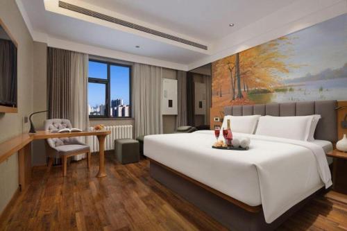 Un ou plusieurs lits dans un hébergement de l'établissement Qiuguo Hotel Beijing BIEC & Airport