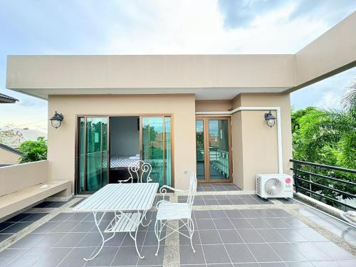 Balkoni atau teres di A1-Mountain View Private Pool Villa-บางแสน